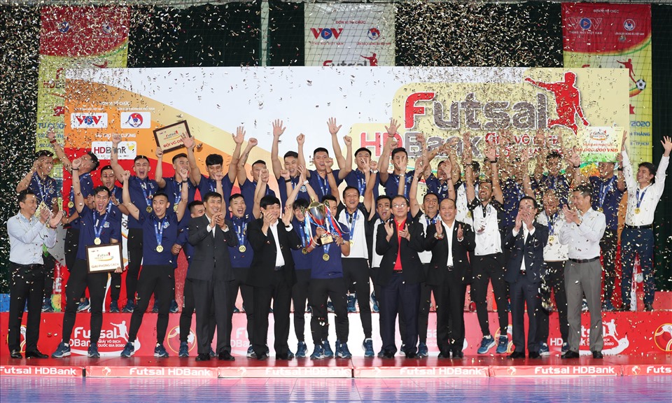 Đại diện Ban tổ chức và nhà tài trợ kim cương HDBank trao Cúp Vô địch cho câu lạc bộ Thái Sơn Nam. Đây là lần thứ 5 liên tiếp đội tuyển này lên ngôi vương tại giải Futsal. Nguồn: HDBank