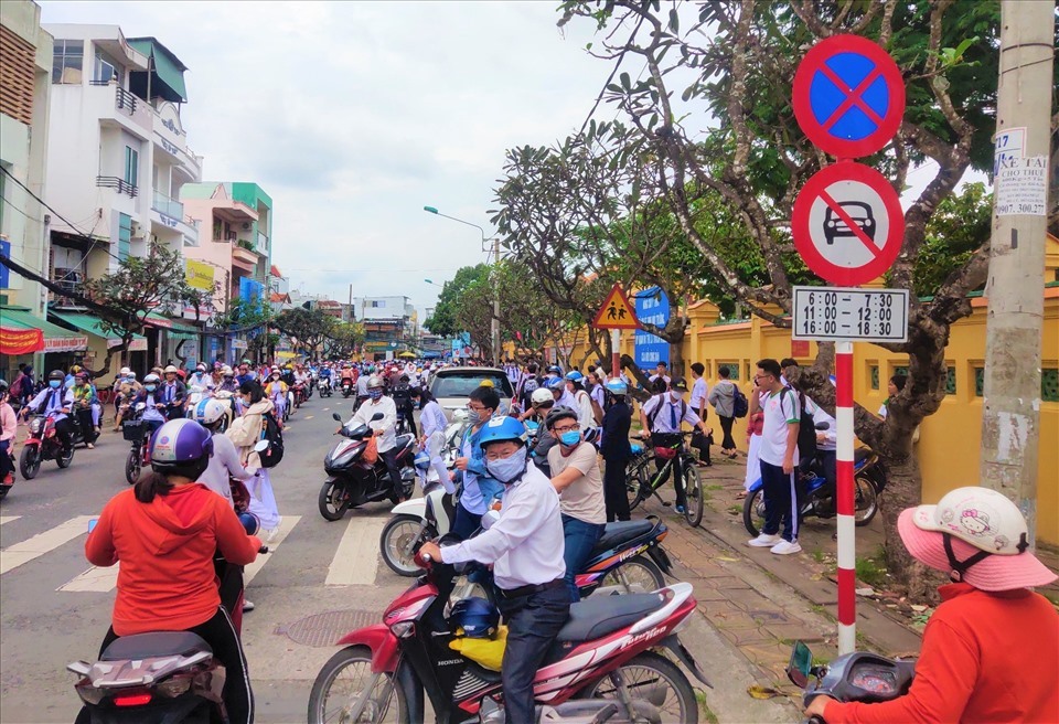 Đỗ ôtô ngay dưới biển cấm trên đường Ngô Quyền, và một số người điều khiển ôtô đi vào đường cấm xe ôtô vào khung giờ quy định. Ảnh: Thành Nhân
