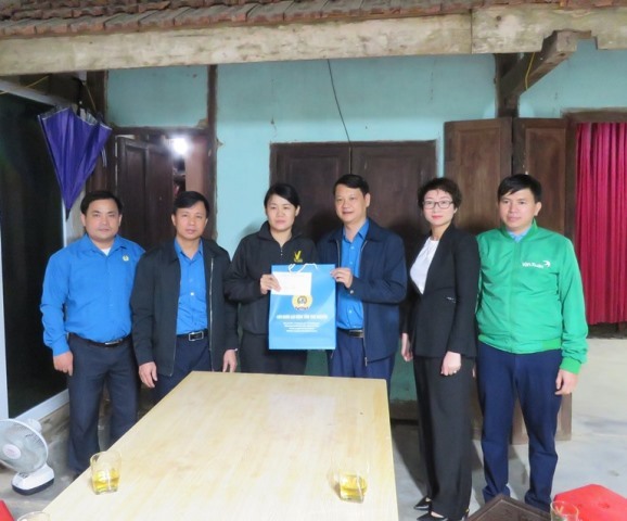 Trao hỗ trợ gia đình chị Hà ở xã Tân Lâm Hương. Ảnh: CĐ.