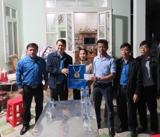 Trao hỗ trợ gia đình anh Sơn ở xã Cẩm Duệ. Ảnh: CĐ.
