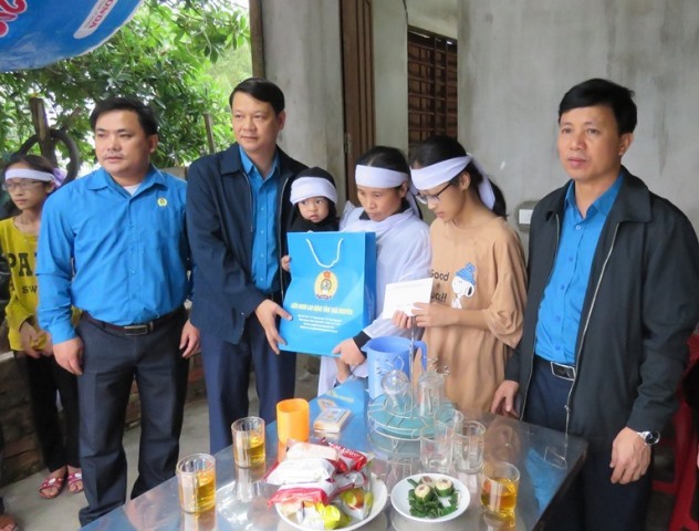 Trao hỗ trợ cho gia đình chị Tuyết. Ảnh: CĐ.