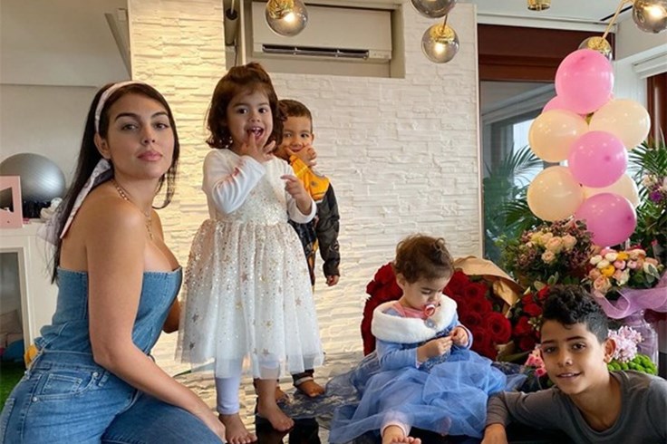 Bạn gái và các con của Ronaldo âm tính với COVID-19 Bạn gái và các con của Ronaldo âm tính với COVID-19