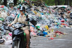 Hà Nội ùn ứ rác: Người dân ngã sõng soài vì một tay lái xe, một tay bịt mũi