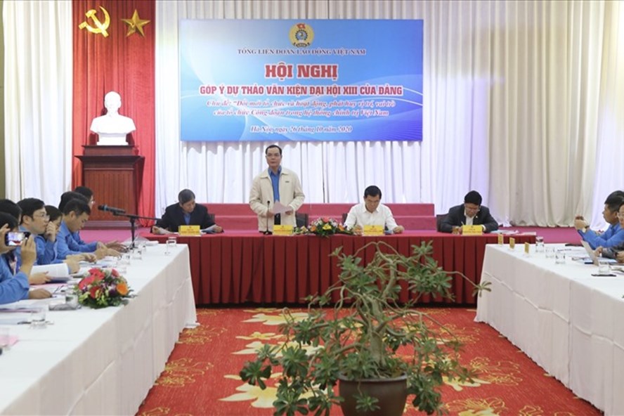 Ông Nguyễn Đình Khang – Uỷ viên Trung ương Đảng, Bí thư Đảng đoàn, Chủ tịch Tổng Liên đoàn Lao động Việt Nam - phát biểu tại hội nghị. Ảnh: Bảo Hân.