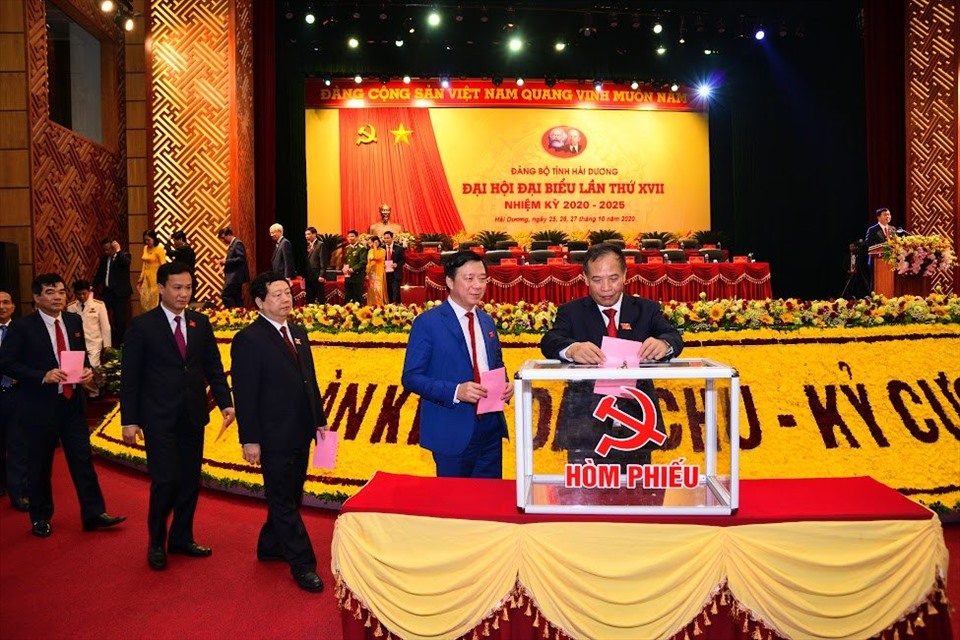 Các Đại biểu bỏ phiếu bầu Ban chấp hành Đảng bộ tỉnh Hải Dương khóa XVII. Ảnh TTBC