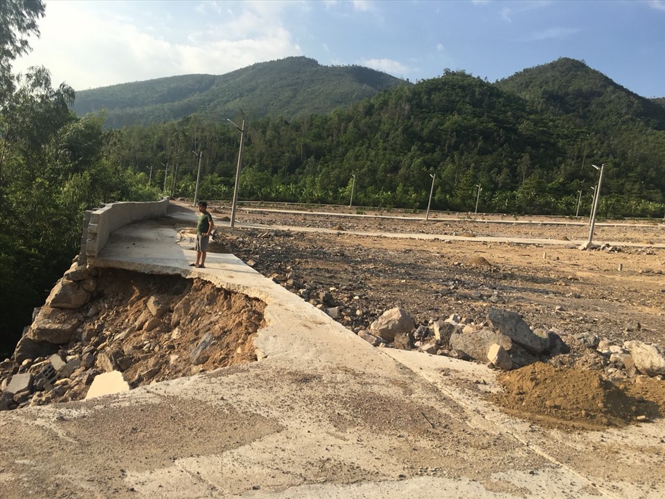 Tháng 10.2019, 1 trong 2 bức tường này đã sạt lở xuống bên dưới khiến nhiều người dân một phen khiếp vía. Ảnh: Nhiệt Băng