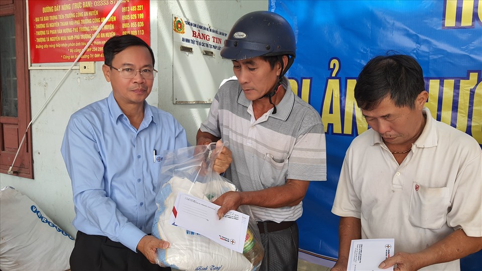 Giám đốc Công ty Điện lực Quảng Trị - Phan Văn Vĩnh trao các phần quà cho bà con bị ảnh hưởng bởi lũ lụt
