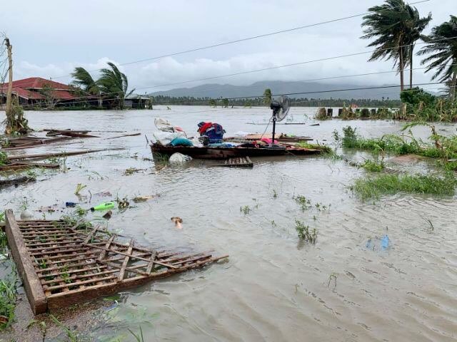 Bão Molave di chuyển nhanh đã khiến hàng nghìn dân làng ở các tỉnh phía nam thủ đô Manila phải đi sơ tán. Ảnh: AP