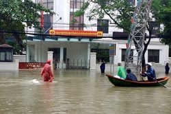 Những ngày mưa lũ, rất nhiều ca đỡ đẻ thành công dưới ánh đèn pin