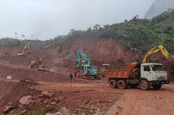 Hậu mưa lũ: Tạm thông xe từ Khe Ve đến cửa khẩu Quốc tế Cha Lo