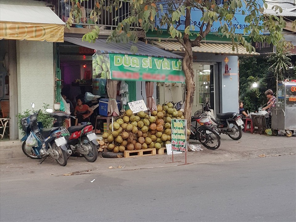 Cửa hàng bán dừa nơi xảy ra vụ việc. Ảnh: Hữu Huy