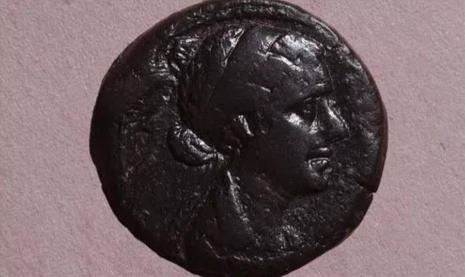 Đồng xu khắc chân dung Nữ hoàng Cleopatra. Ảnh: Getty