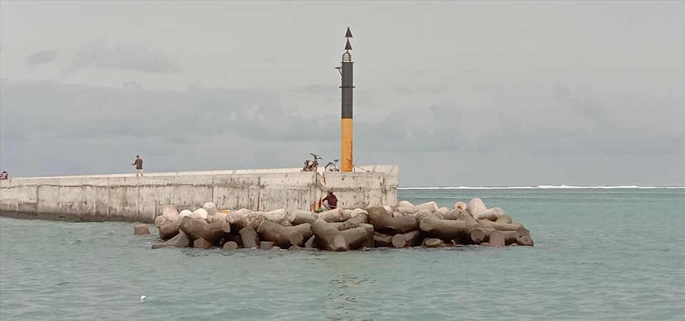 Chỉ trong ngày 26.10, hơn 640 phương tiện tàu thuyền bao gồm tàu cá, tàu hàng, tàu khách, cano đã vào neo đậu tại Vũng neo trú tàu thuyền Lý Sơn. Ảnh: Van Minh Pham