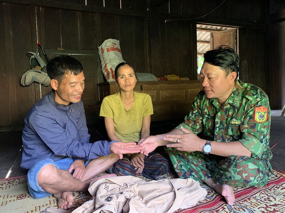 Hồ Mới đưa khuyên tai vàng nhờ trung tá Trần Đức Tứ tìm chủ nhân để trả lại. Ảnh: BP.