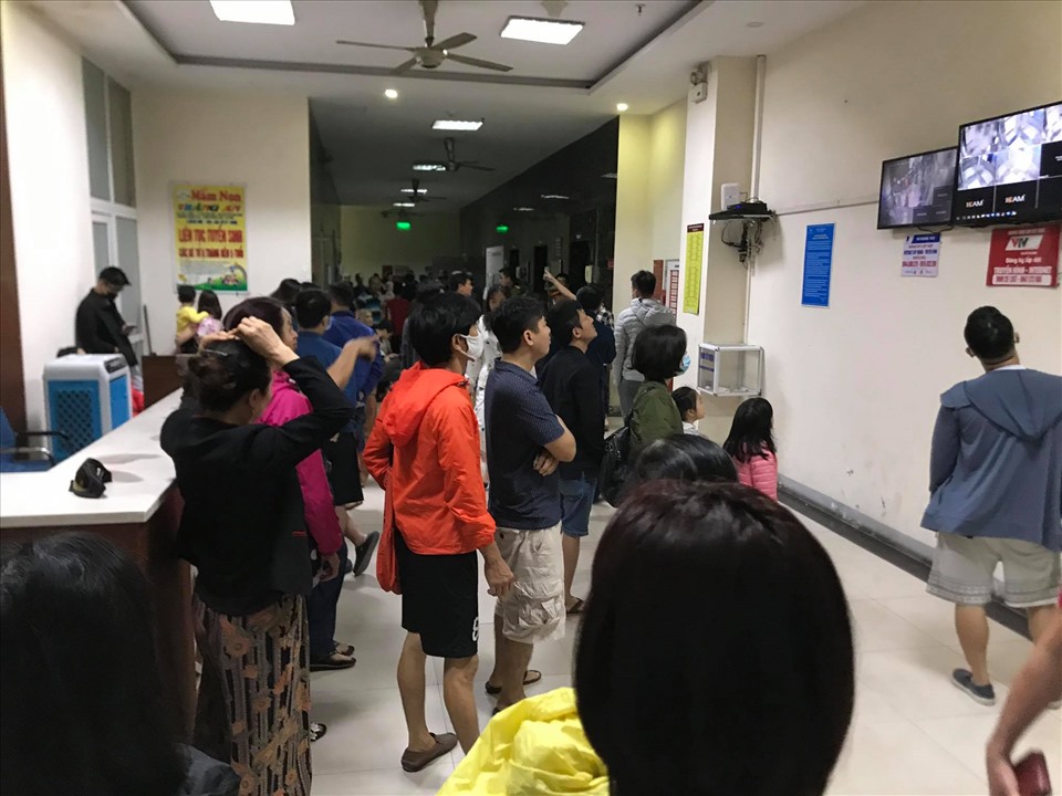 Một số người dân theo dõi đám cháy qua camera an ninh của tòa nhà.