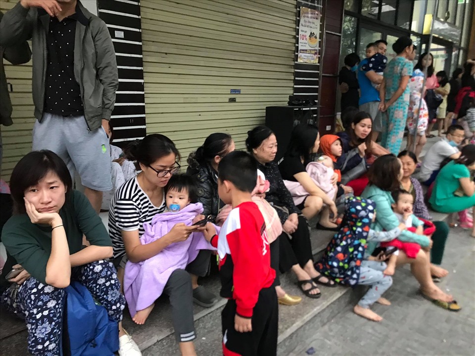 Nhiều người nhanh chóng ôm con nhỏ, tháo chạy ra ngoài.