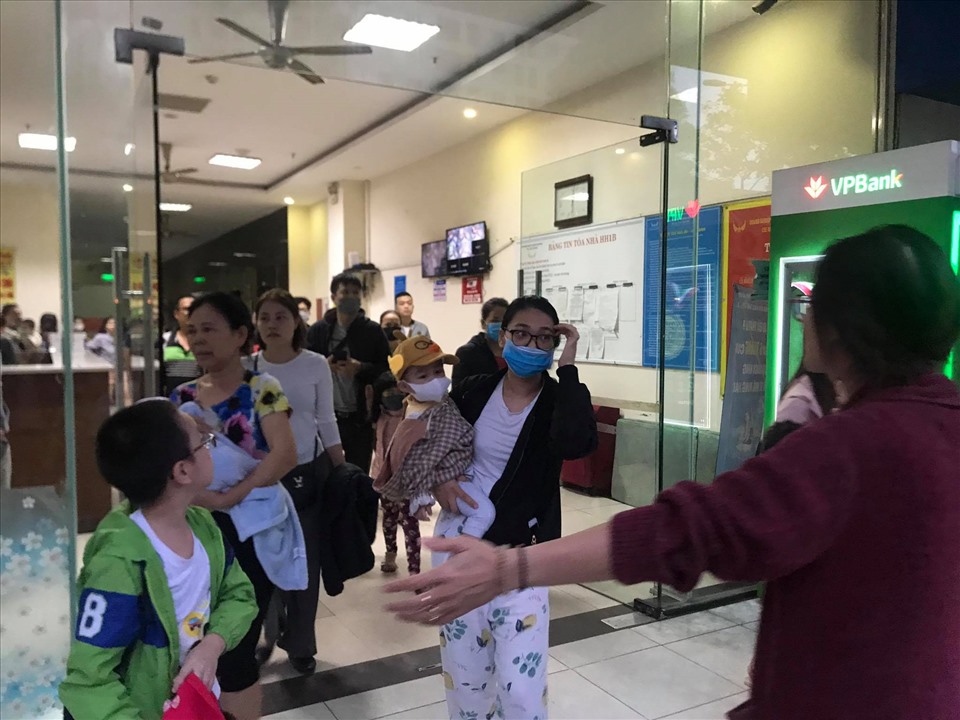 Nhiều người nhanh chóng ôm con nhỏ, tháo chạy ra ngoài.