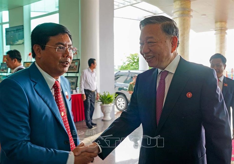 Bí thư Tỉnh ủy Cà Mau chào đón Đại tướng Tô Lâm, Bộ trưởng Bộ Công an dự và chỉ đạo Đại hội (ảnh Baoanhdatmui)