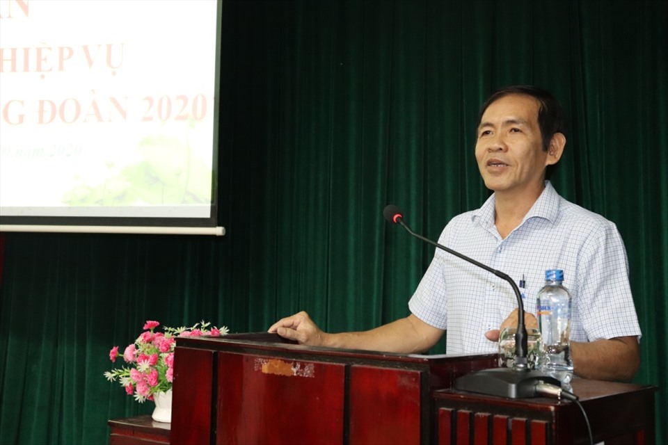 Ông Trần Hoàng Vũ, Chủ tịch Liên đoàn Lao động tỉnh Đồng Tháp, phát biểu khai mạc lớp tập huấn. Ảnh: Lưu Hùng