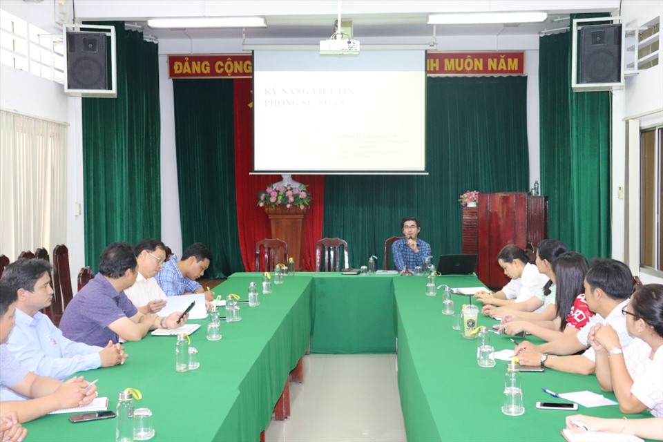 Ông Võ Nguyễn Trọng Hưởng, Phó Trưởng phòng Biên tập chương trình, Đài Phát thanh - Truyền hình Đồng Tháp, hướng dẫn cách biên tập, viết tin. Ảnh: Lưu Hùng