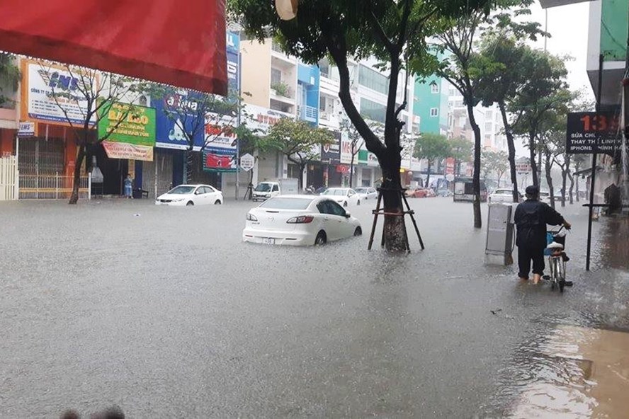 Đà Nẵng yêu cầu người dân không được ra đường từ 20h ngày 27.10 để phòng chống bão số 9. Ảnh: T.T