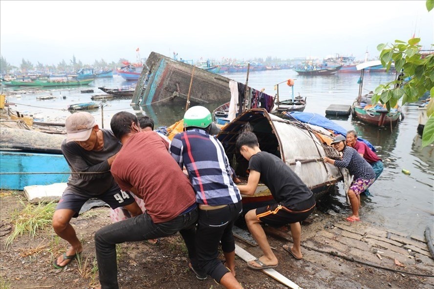 Ngư dân ở Đà Nẵng vừa qua đợt mưa lũ lại tiếp tục ứng phó với cơn bão số 9. Ảnh: H.L