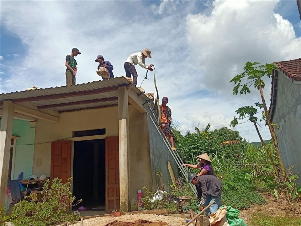Người dân TT - Huế chằng chống nhà cửa chống bão.