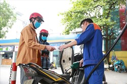 Giá xăng giảm nhẹ, dầu tăng