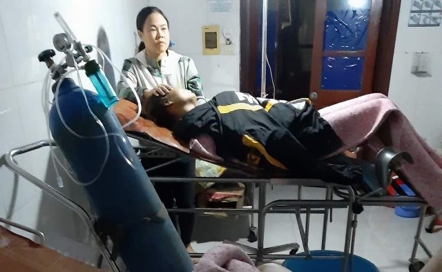Bệnh viện Đa khoa Cẩm Xuyên tiếp nhận thai phụ vào sinh đẻ giữa lúc đang ngập lụt. Ảnh: HL.