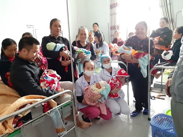 Nhiều gia đình vui mừng đón thành viên mới tại khoa Sản Bệnh viện Đa khoa Cẩm Xuyên giữa lúc lũ lụt lịch sử. Ảnh: HL.