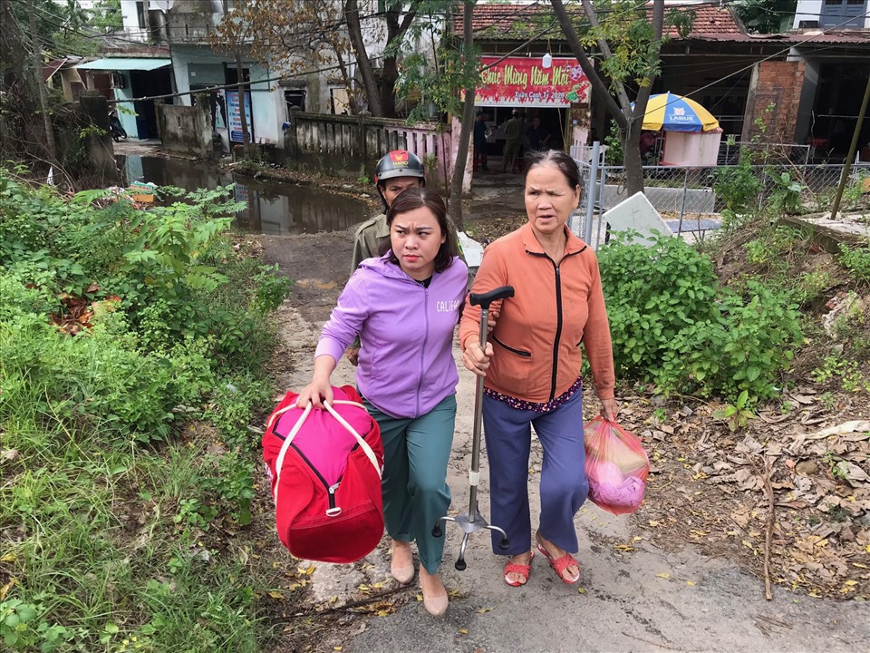 Người dân Đà Nẵng sơ tán tránh bão số 9. Ảnh: Mai Hương