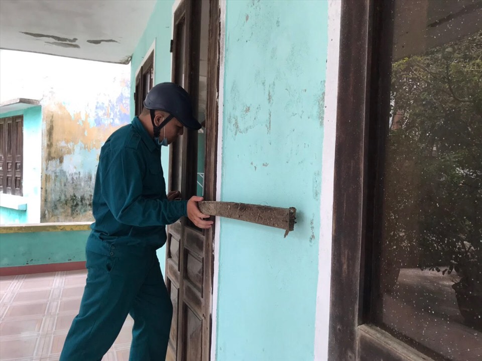 Chính quyền địa phương giúp người dân giằng chống nhà cửa. Ảnh: Mai Hương