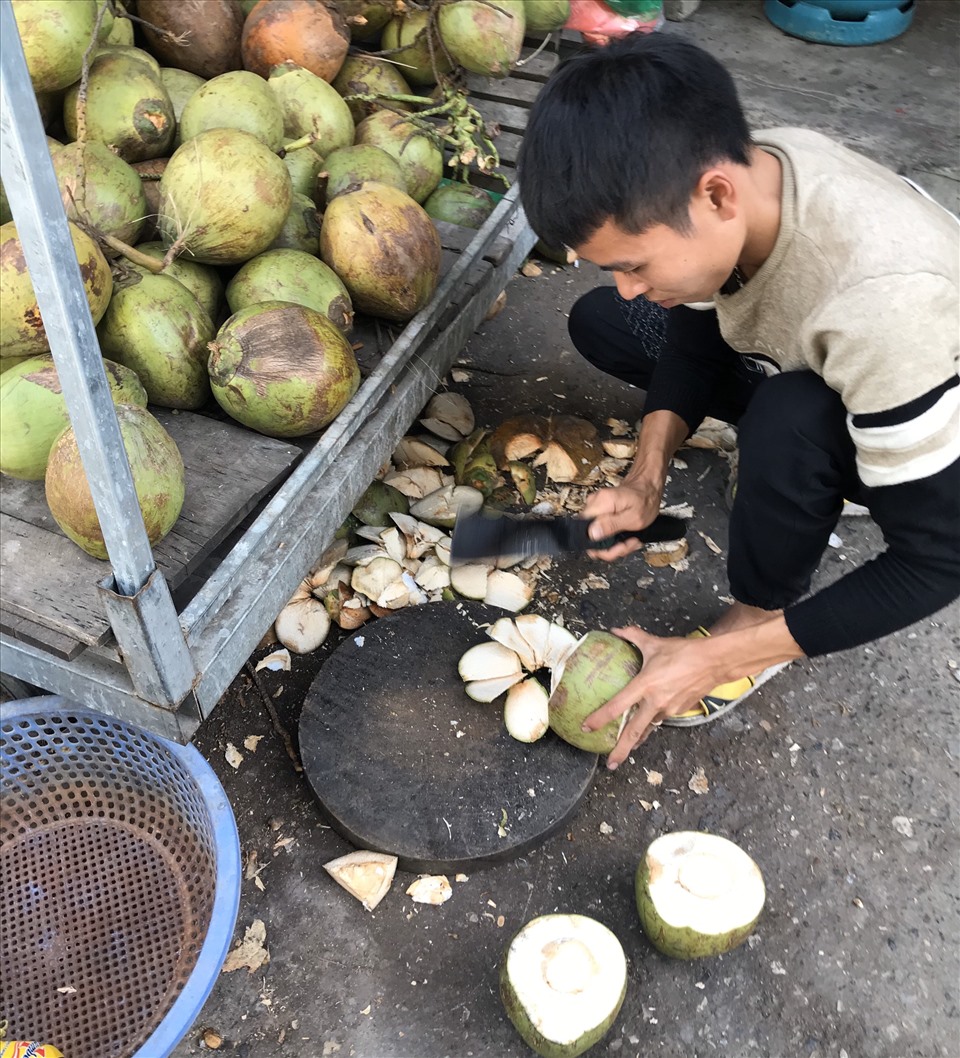 Mỗi ngày, chủ sạp hàng này bán được khoảng vài trăm quả dừa. Ảnh: Trang Mạc