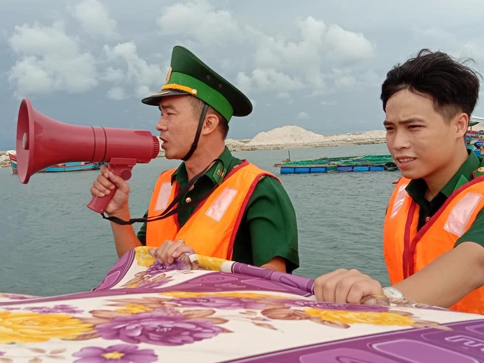 Bộ đội Biên phòng kêu gọi ngư dân đưa tàu vào bờ tránh bão số 9. Ảnh: Hữu Long