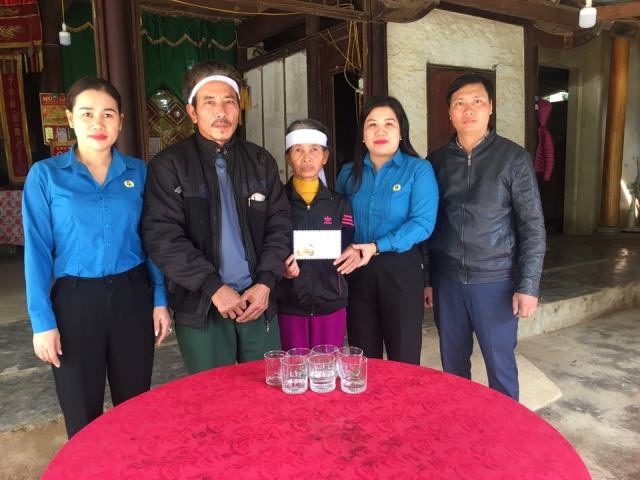 Phối hợp với LĐLĐ huyện Hương Khê trao hỗ trợ cho gia đình liệt sỹ Cao Văn Thắng. Ảnh: CĐ.