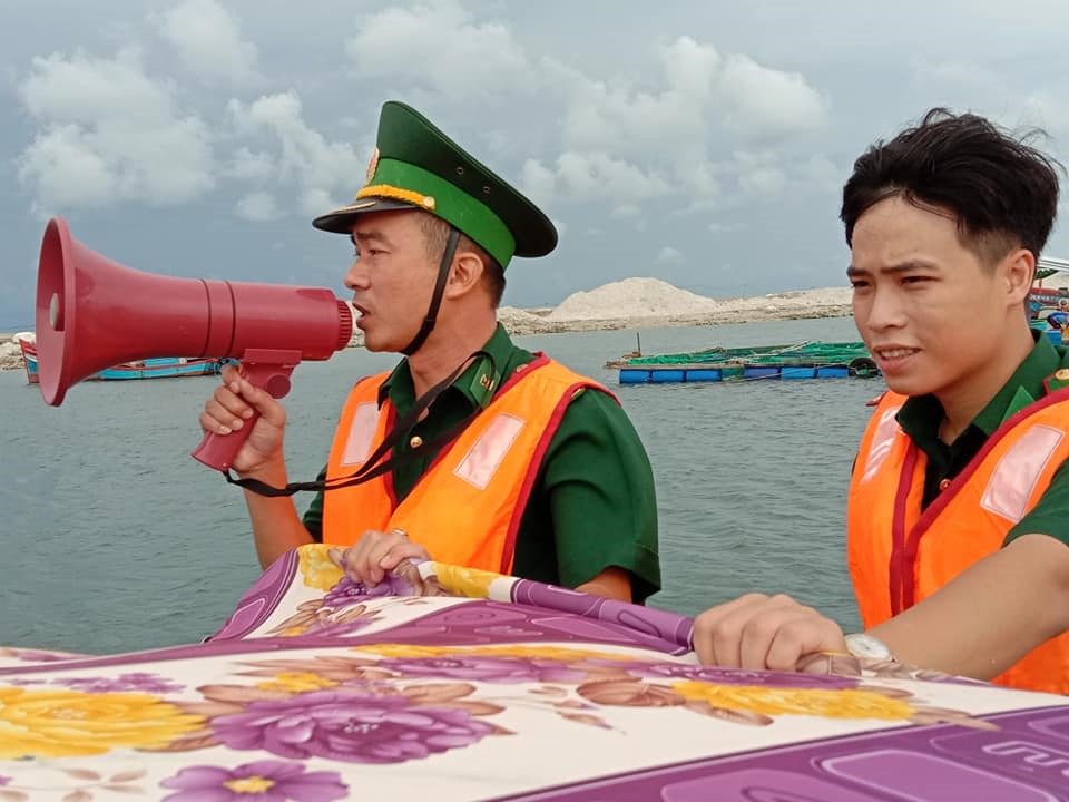 Lực lượng chức năng Quảng Ngãi kêu gọi tàu thuyền về nơi tránh bão. Ảnh: Hữu Long