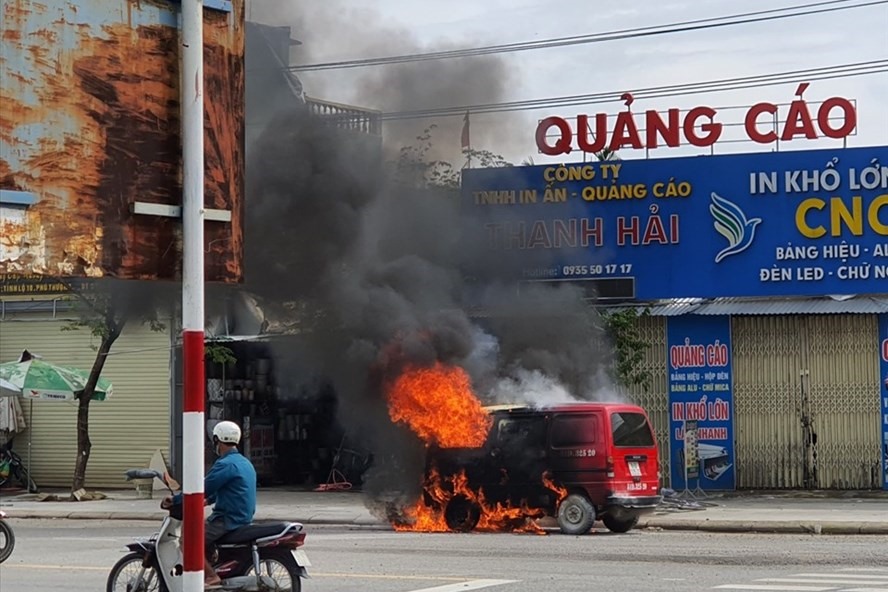 Xe ô tô bốc cháy