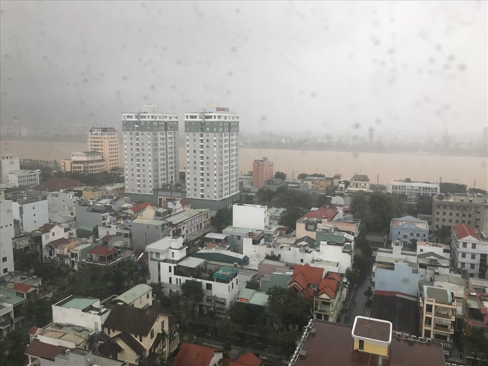 Người dân không được chu quan vì đến 9h bão mới đổ bộ đất liền theo dự báo. Ảnh: Tường Minh