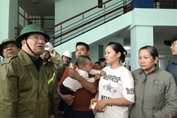 Bão số 9: Phó Thủ tướng Trịnh Đình Dũng kiểm tra khu sơ tán dân ở Đà Nẵng
