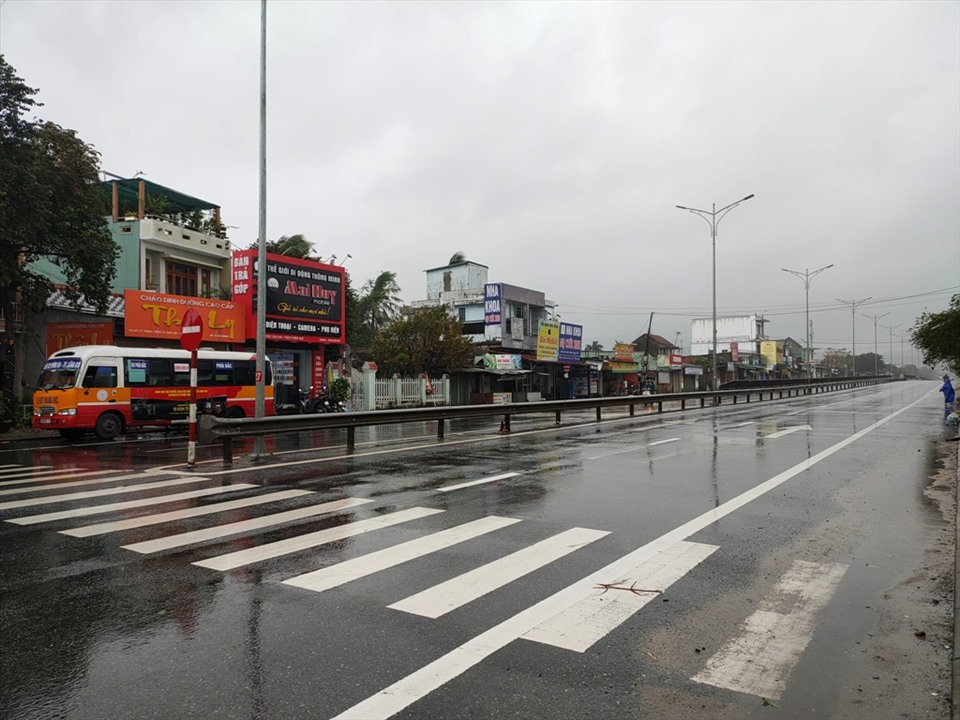 Để đảm bảo an toàn trước bão số 9, lực lượng chức năng đã dừng các phương tiện từ Huế đi vào Đà Nẵng, tại khu vực Bắc đèo Hải Vân (huyện Phú Lộc). Ảnh: Q.D