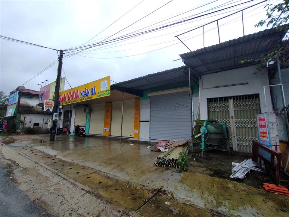 Trước khi bão số 9 đổ bộ vào đất liền, người dân xã Lộc Trì, huyện Phú Lộc đã chủ động đóng cửa các hàng quán trong sáng 28.10. Ảnh: Q.D