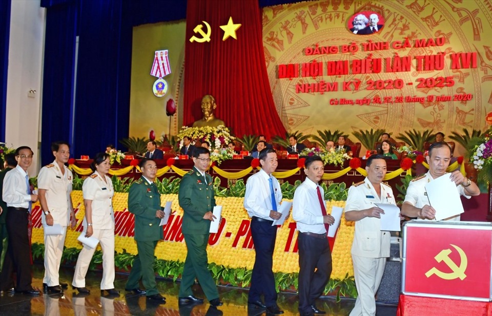 Các đại biểu bầu 50 người vào Ban chấp hành khóa XVI, nhiệm kỳ 2020 -2025 (ảnh Ban tổ chức Đại hội cung cấp)