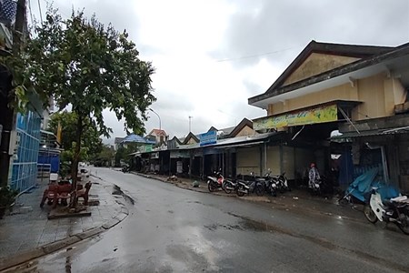 Bão số 9: Hàng quán, nhà dân ở Thừa Thiên - Huế đồng loạt đóng cửa