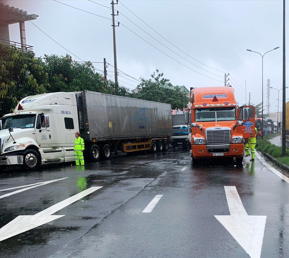 Lực lượng CSGT hướng dẫn các tài xế tìm nơi an toàn để đậu xe và tránh bão. Ảnh: NT