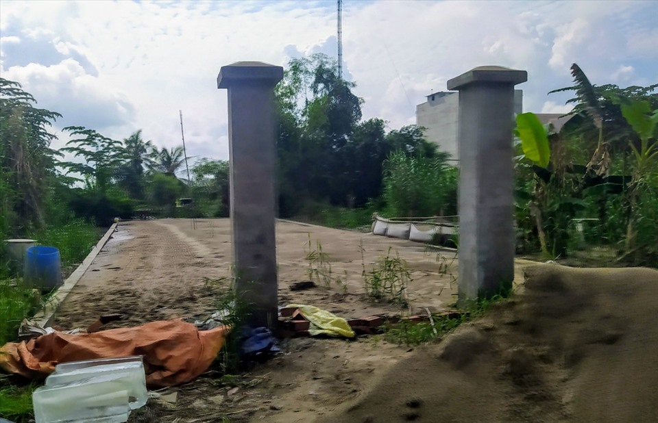 Người dân ở huyện Cờ Đỏ bức xúc trước tình trạng lấn chiếm đất công để xây dựng nhà trái phép. Ảnh: T.L