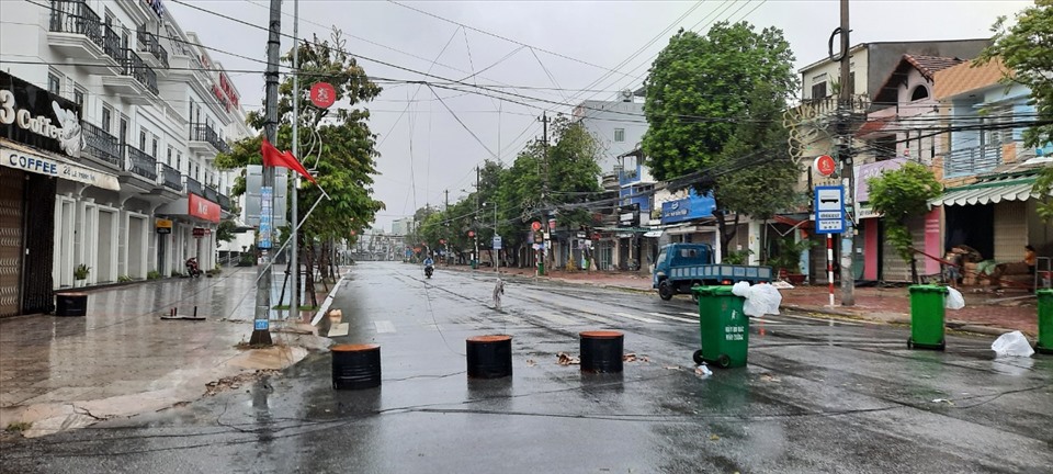 Mưa bão gây tốc mái, hư hỏng nhiều nhà dân ở TP. Quảng Ngãi.