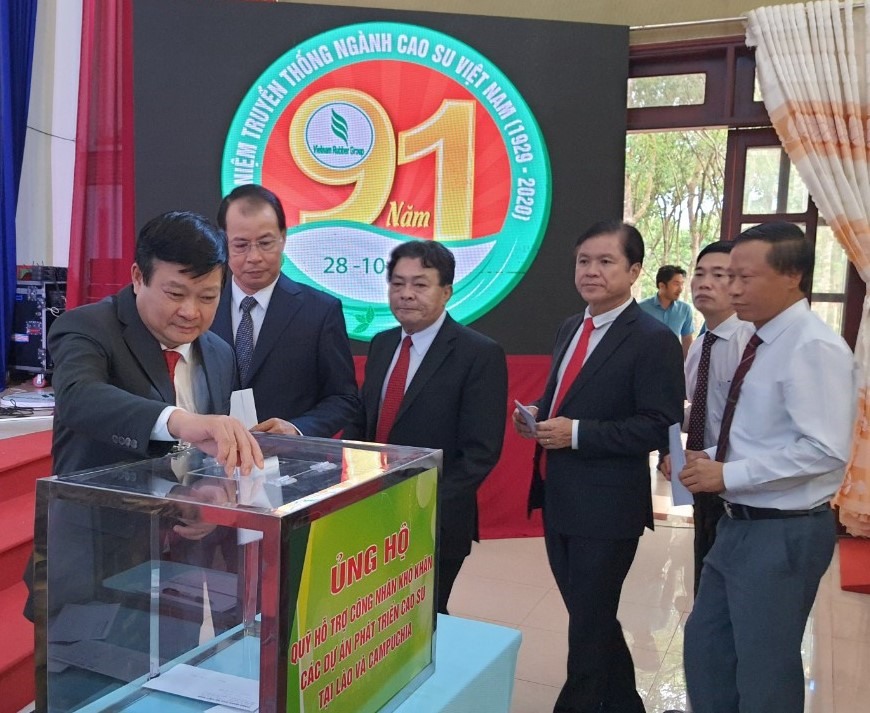 Lãnh đạo VRG và các tập thể của VRG đóng góp ủng hộ xây dựng Làng Công nhân Caosu và công nhân lao động có hoàn cảnh khó khăn tại các dự án phát triển caosu tại Lào, Campuchia. Ảnh Nam Dương