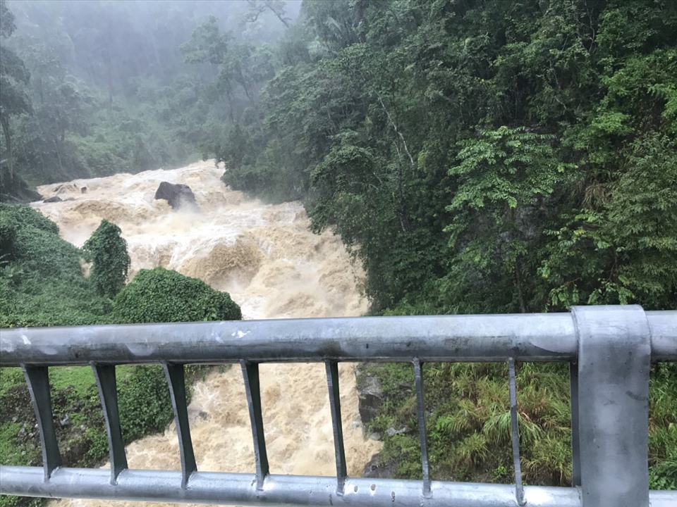 The water level in many rivers and streams in Kon Tum province is rising very rapidly.  Photo TT-BT