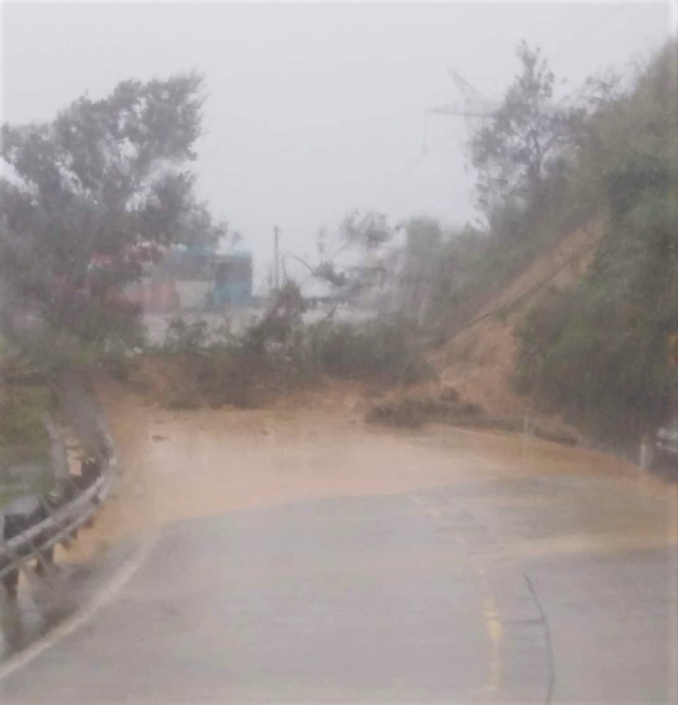 Mưa bão hoành hành, đất đá đổ xuống đường khiến một địa điểm trên đèo Lò Xo (huyện Đăk Glei, Kon Tum) bị ách tắt. Ảnh T.A