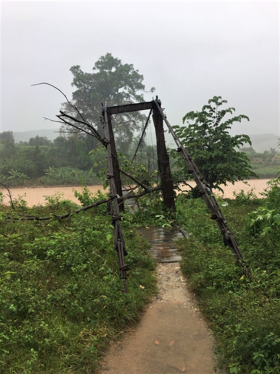 Bão số 9 đổ bộ vào tỉnh Kon Tum đã khiến cho hàng loạt cây cầu dân sinh ở địa phương này bị nước lũ cuốn trôi, hàng trăm hộ dân bị chia cắt, cô lập với bên ngoài. Ảnh T.A
